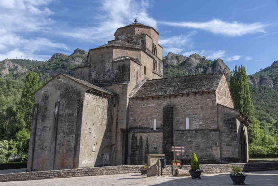Huesca - Santa Cruz de los Serós 02 - iglesia de Santa María.jpg